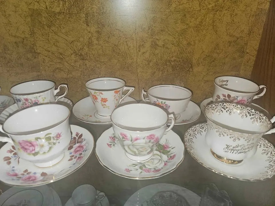Vintage Floral Teacups & Saucers Collection - photo 2