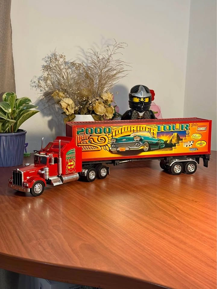 Kenworth 1:24 Scale Semi Truck & Trailer – Lowrider Tour Edition