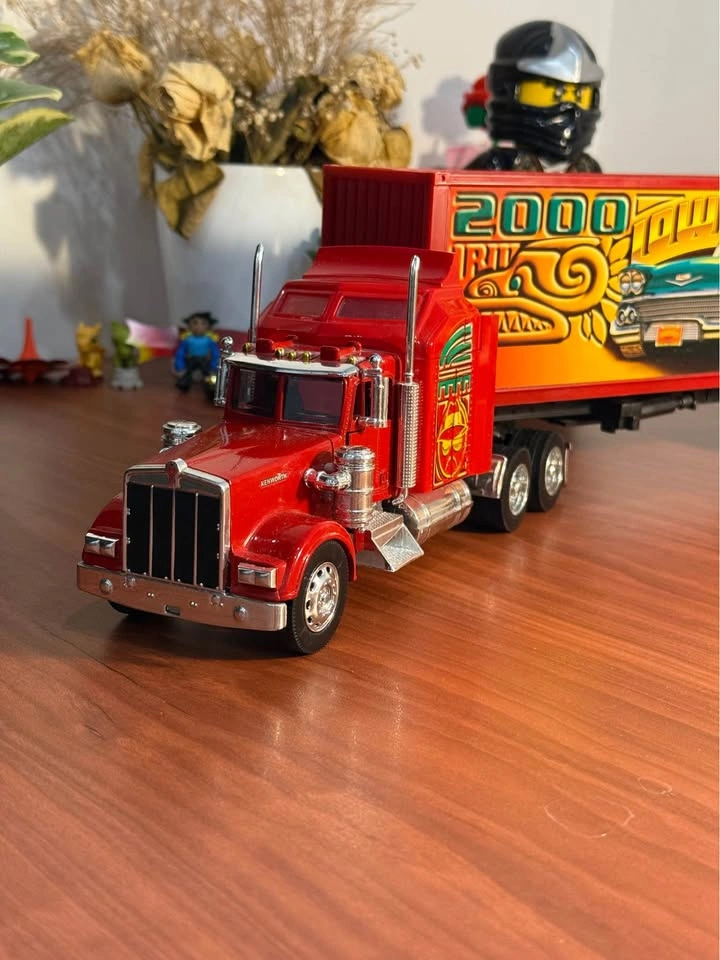 Kenworth 1:24 Scale Semi Truck & Trailer – Lowrider Tour Edition - photo 2