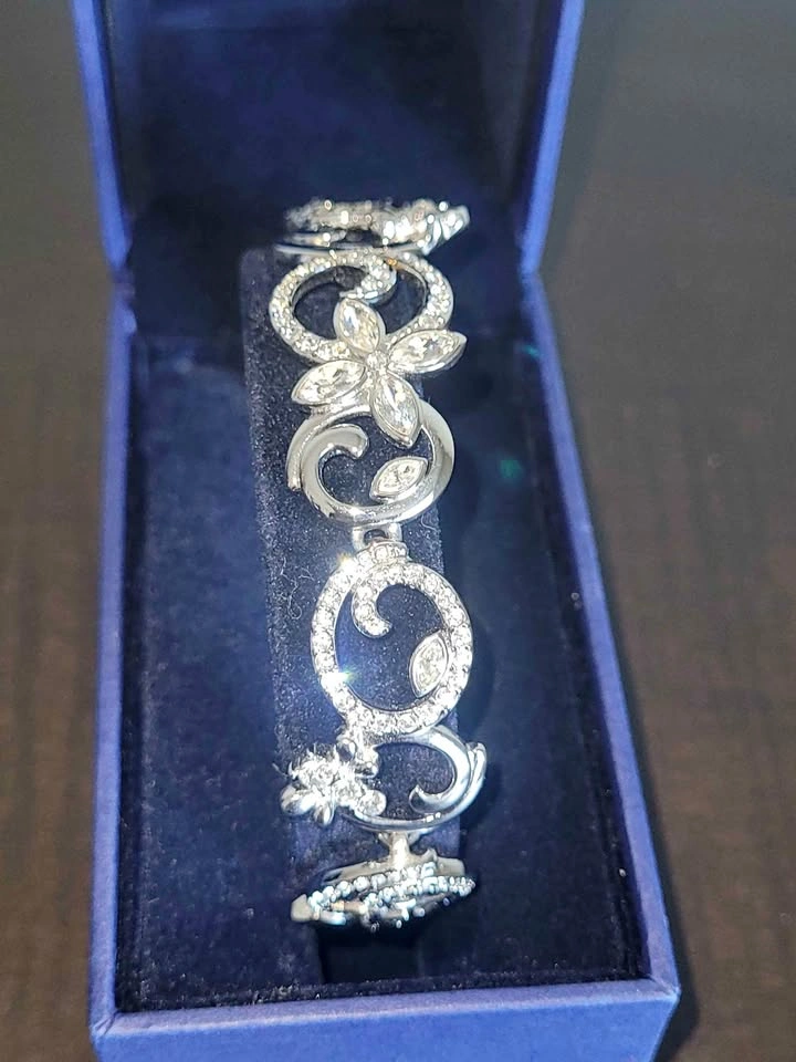 Swarovski Crystal Floral Bracelet - Excellent Condition (Retired