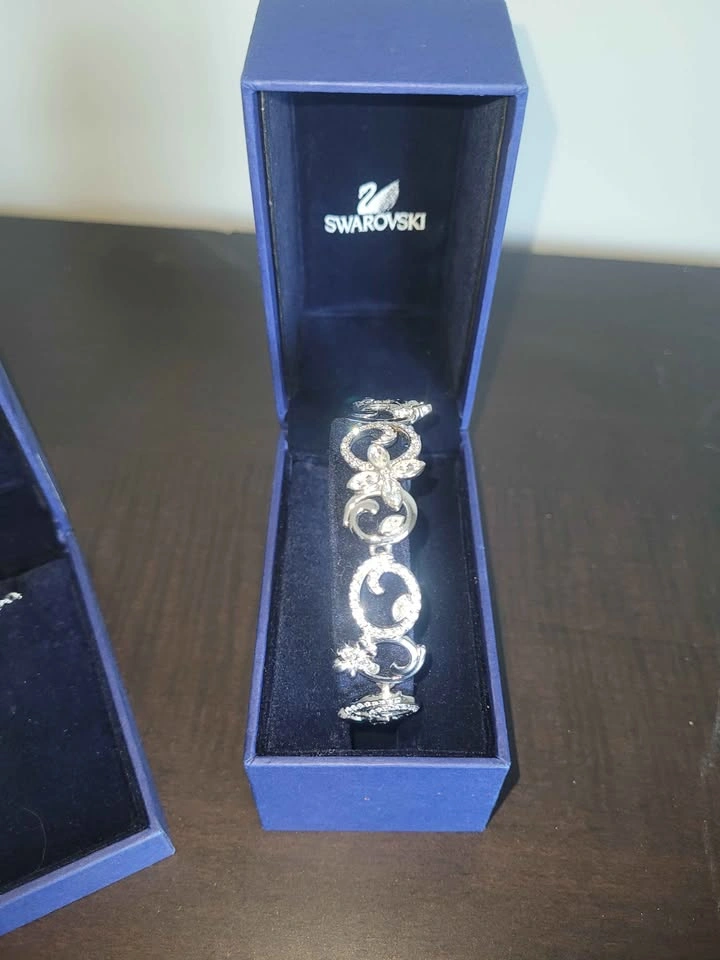 Swarovski Crystal Floral Bracelet - Excellent Condition (Retired - photo 4