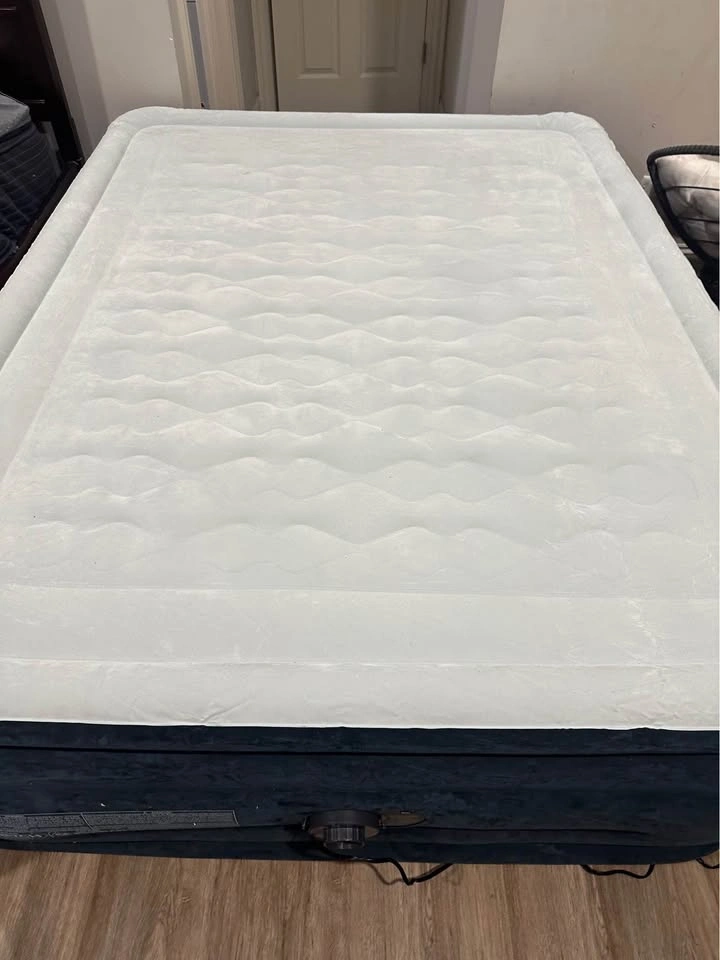 Intex Dura-Beam Deluxe Queen Air Mattress – 24” High – Built-in - photo 3
