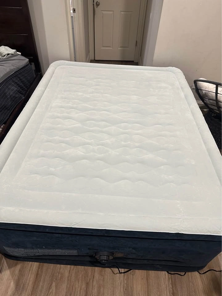 Intex Dura-Beam Deluxe Queen Air Mattress – 24” High – Built-in - photo 4