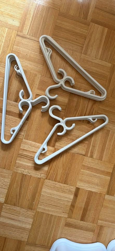 White Plastic Clothes Hangers (15 count)