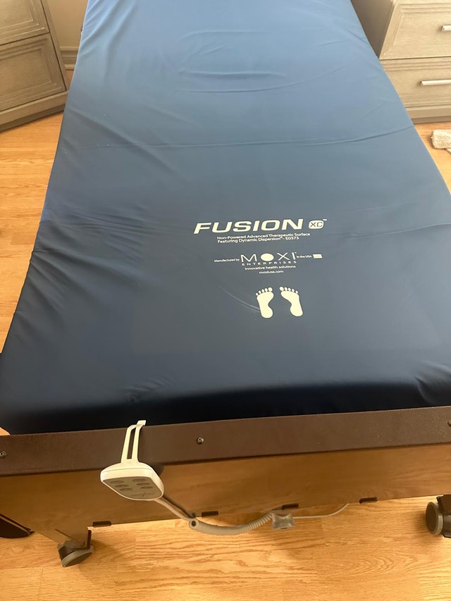 Hospital bed in excellent condition - photo 3