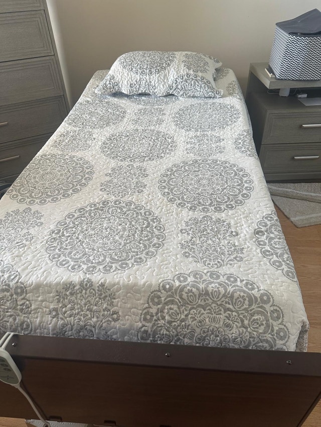 Hospital bed in excellent condition - photo 4