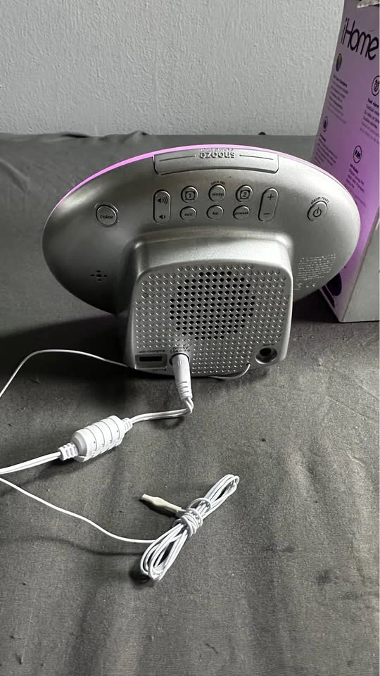Brand New iHOME COLOR CHANGING FM CLOCK RADIO - photo 3