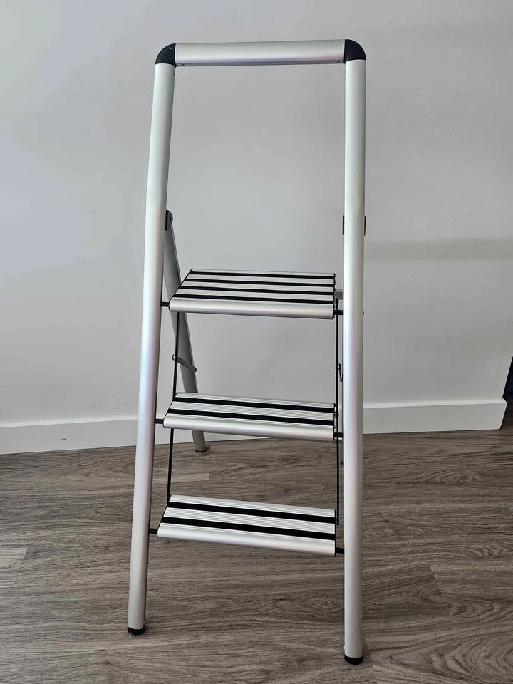 Folding 3-Step Ladder – Lightweight Aluminum (Excellent Conditio