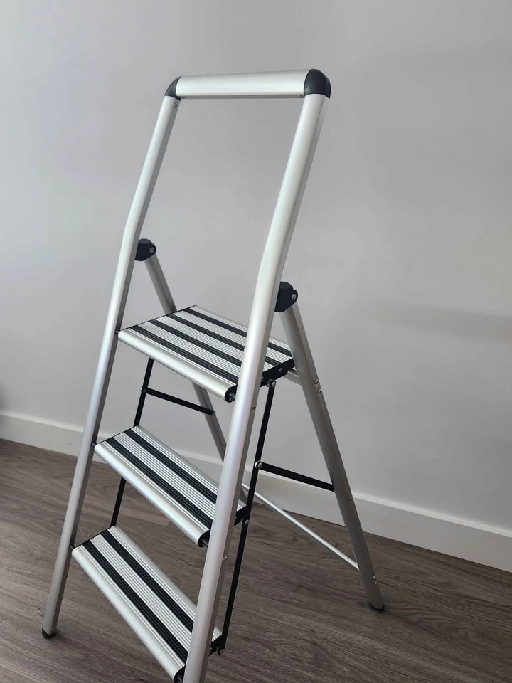 Folding 3-Step Ladder – Lightweight Aluminum (Excellent Conditio - photo 2
