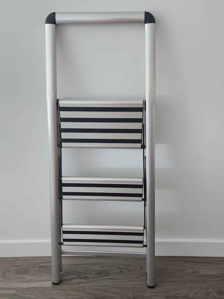Folding 3-Step Ladder – Lightweight Aluminum (Excellent Conditio - photo 3