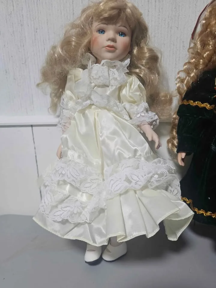 Porcelain Dolls image indicator(2)