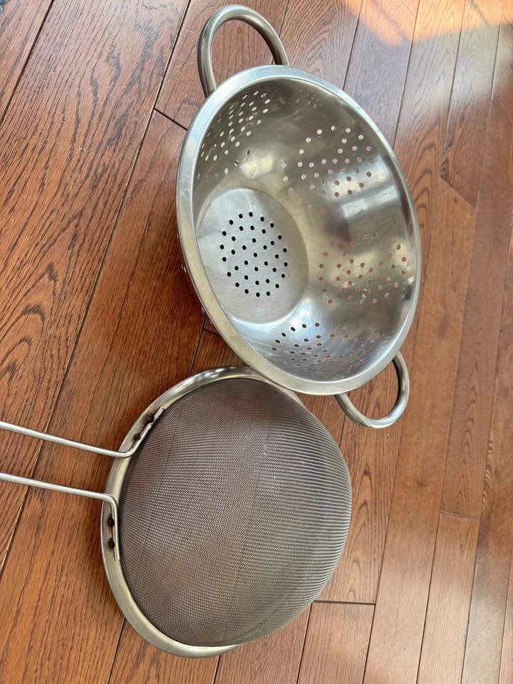 Stainless steel colanders