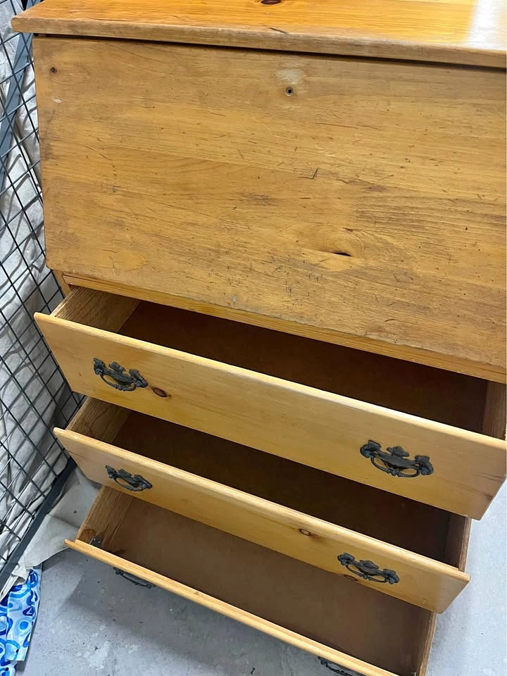 Pine wood dresser 3 drawers