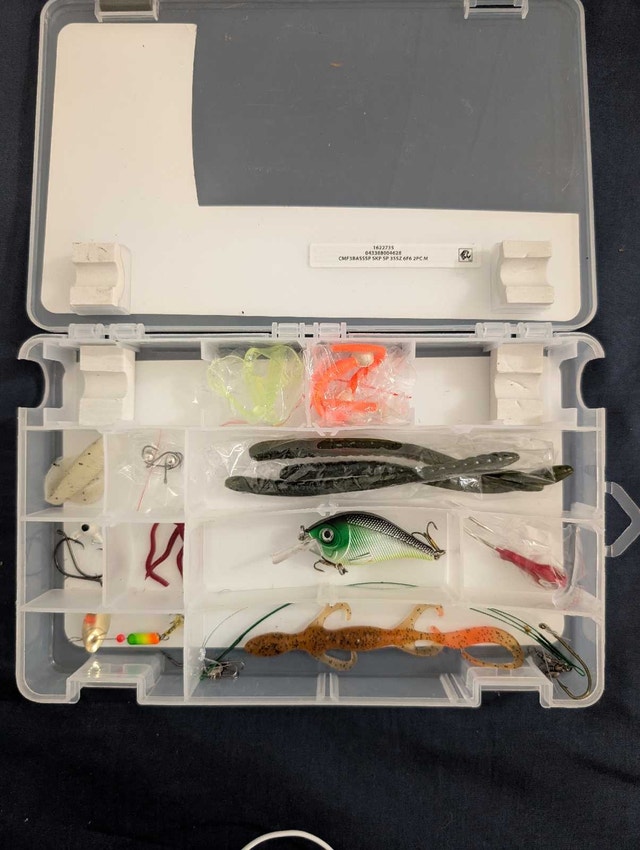 Shakespeare Bass Fishing Rod & Reel Combo + Tackle Box - photo 3