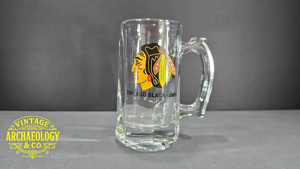 GLASS BEER MUG FEATURING CHICAGO BLACKHAWKS NHL TEAM LOGO