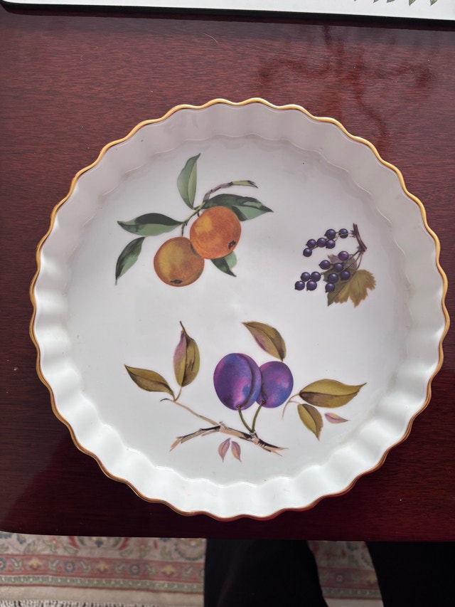 Reduced! Elegant Evesham 9 inch Gold Trim Quiche Dish