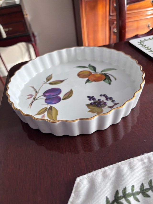 Reduced! Elegant Evesham 9 inch Gold Trim Quiche Dish - photo 2