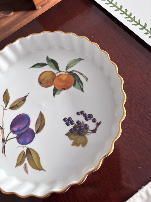 Reduced! Elegant Evesham 9 inch Gold Trim Quiche Dish - photo 3