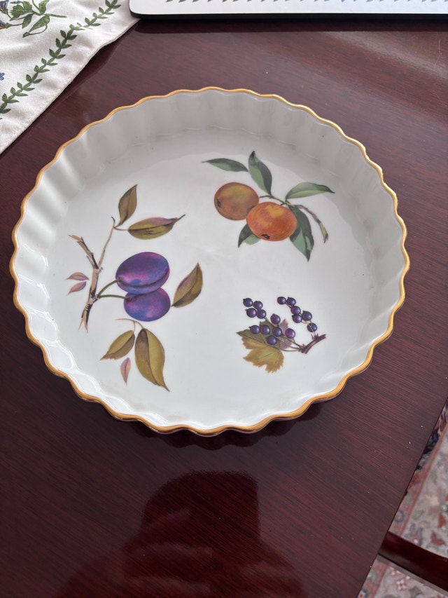 Reduced! Elegant Evesham 9 inch Gold Trim Quiche Dish - photo 4