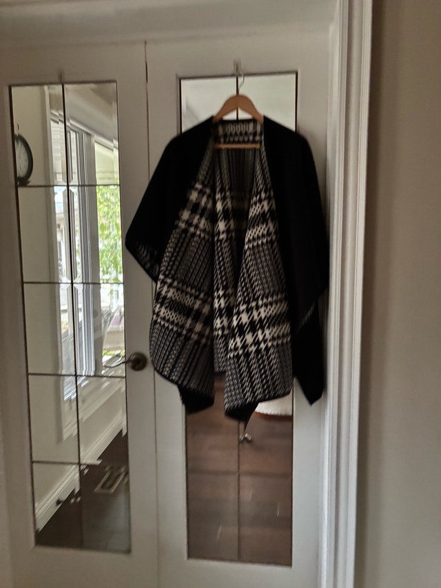 Lovely Black and herringbone reversible cloak /cape - photo 2