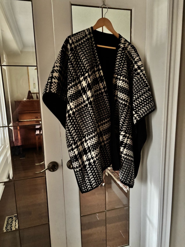Lovely Black and herringbone reversible cloak /cape - photo 3
