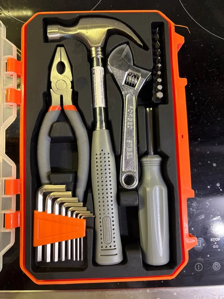 Near Brand New General Purpose Tool Box - 22 Pieces - photo 2