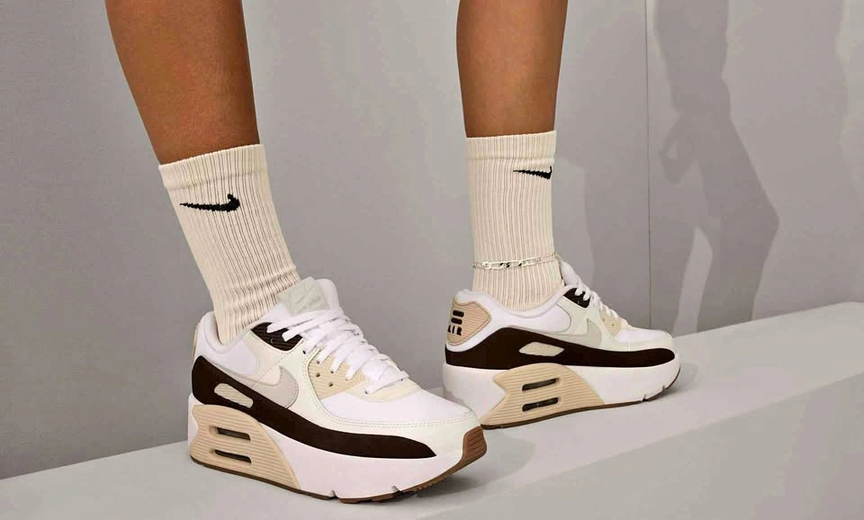 BRAND NEW NIKE AIR MAX 90 LV8 - SIZE: 6.5US