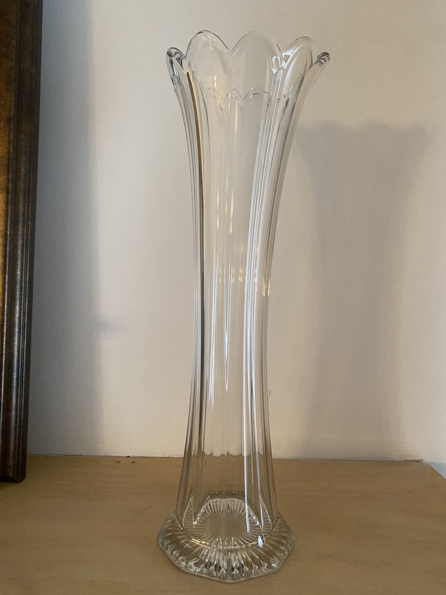 Beautiful Vintage Clear Scalloped Swung Vase