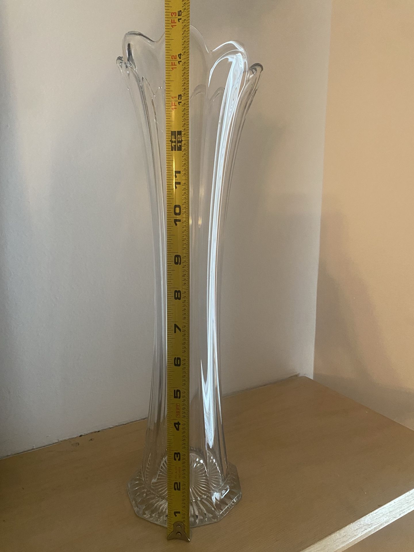 Beautiful Vintage Clear Scalloped Swung Vase - photo 4