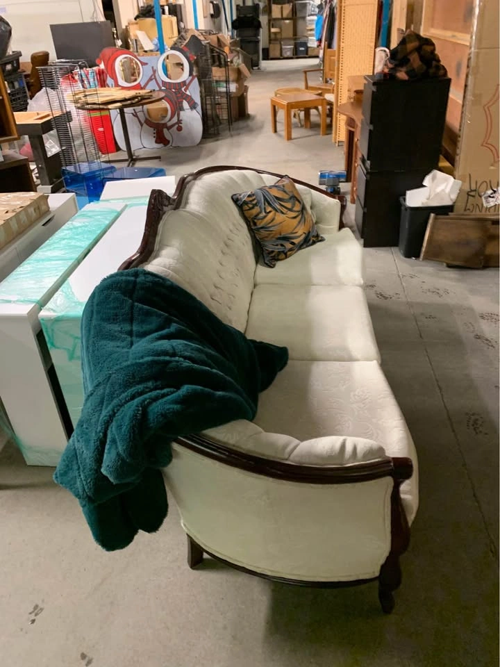 Vintage White Sofa - Like New Condition - photo 2