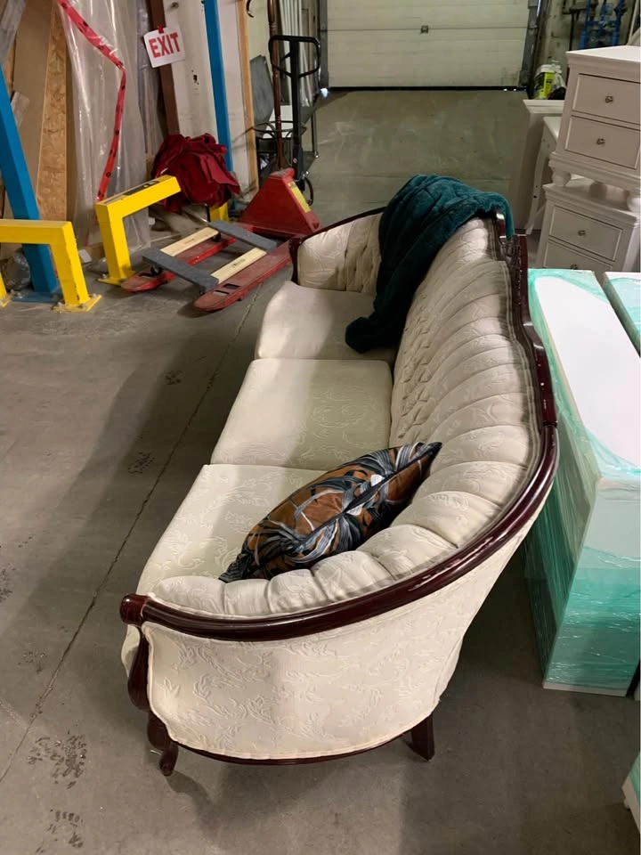 Vintage White Sofa - Like New Condition - photo 3