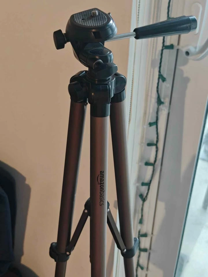 AmazonBasics Tripod + Phone attachment - photo 2