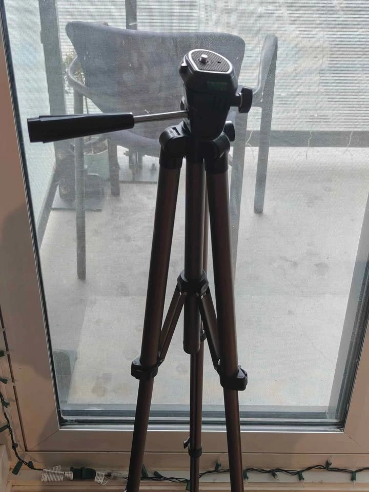 AmazonBasics Tripod + Phone attachment - photo 3