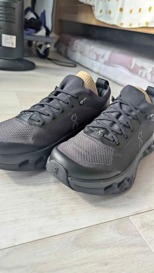 On Cloudtilt Moon (Black/Black)