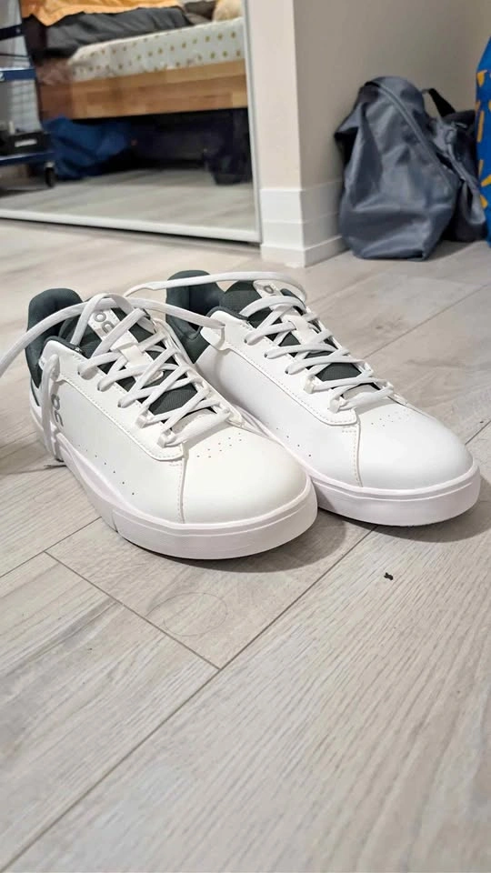 On The Roger Advantage (Men) – White/Olive Size: US 10.5