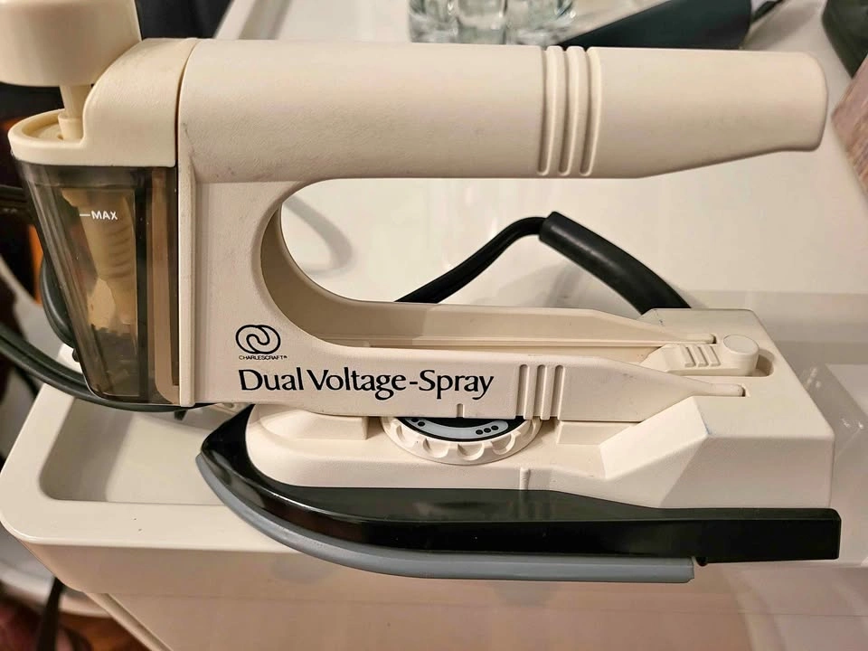 Charlescraft Dual Voltage-Spray travel iron