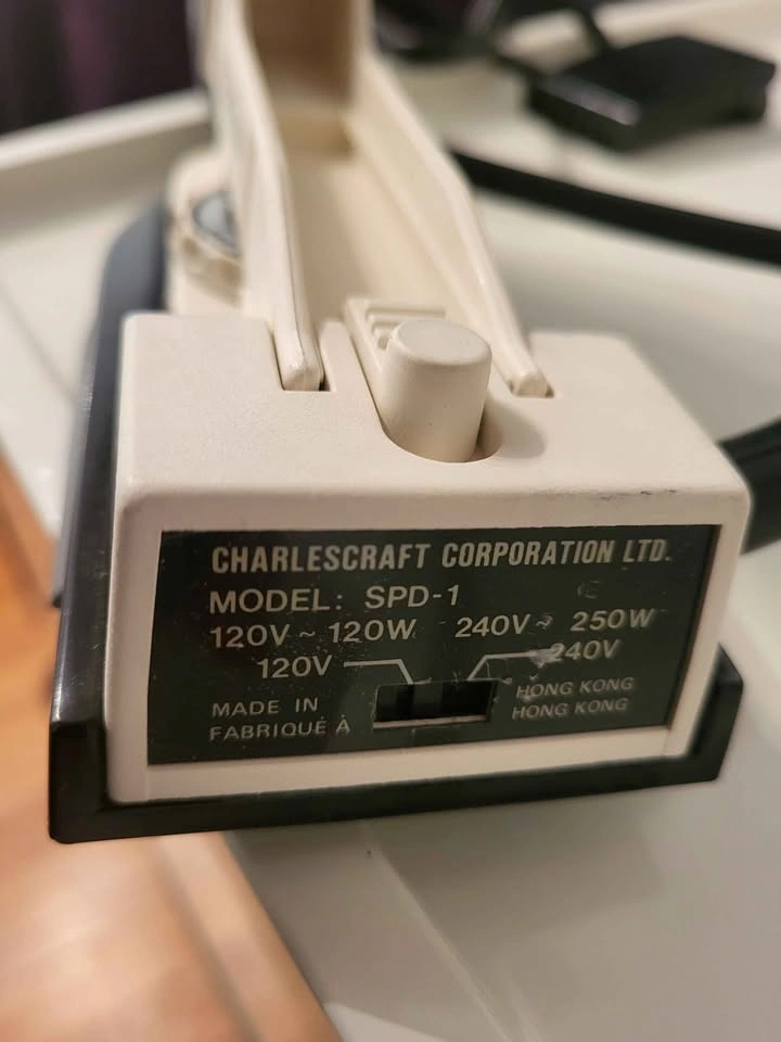Charlescraft Dual Voltage-Spray travel iron - photo 2