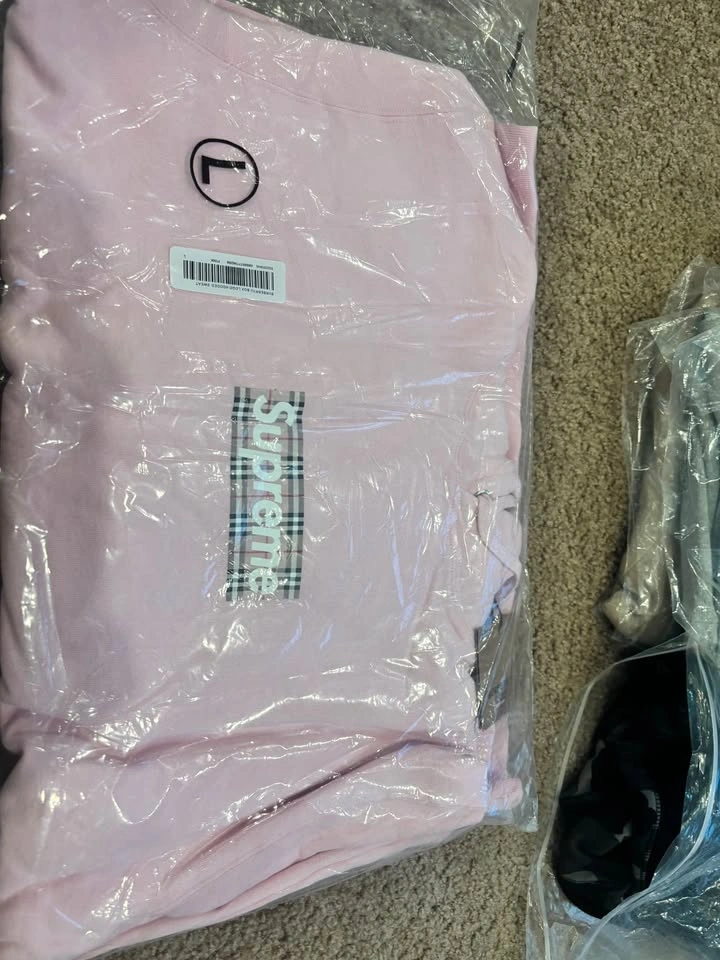 Supreme Burberry Pink Hoodie - photo 5