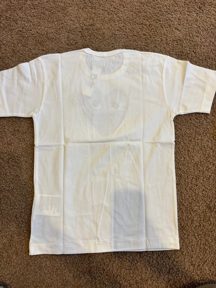 Comme des Garçons White Tee with Purple Heart - photo 2