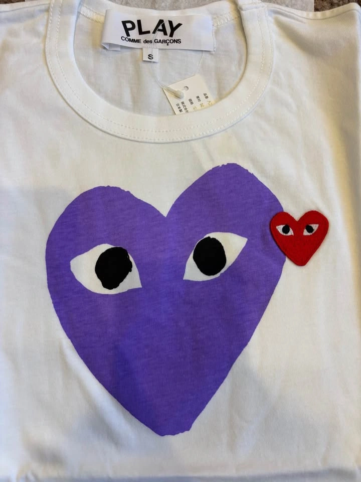 Comme des Garçons White Tee with Purple Heart - photo 3