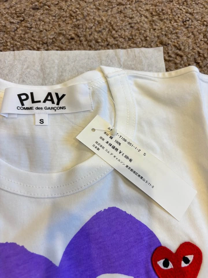 Comme des Garçons White Tee with Purple Heart - photo 4