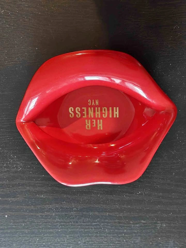 Her Highness Lips Ashtray