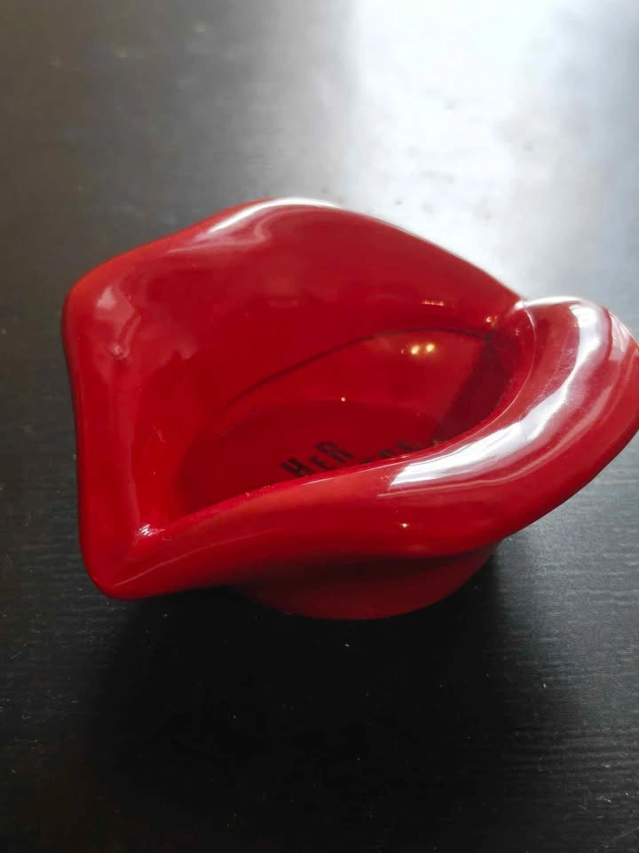 Her Highness Lips Ashtray - photo 2