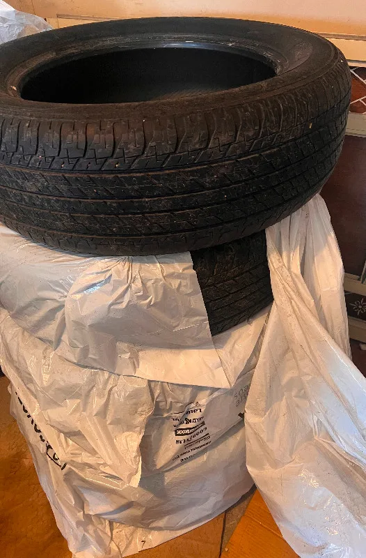 Good condition set 4 tires Yokohama Geolandar -245/60/20 thumbnail