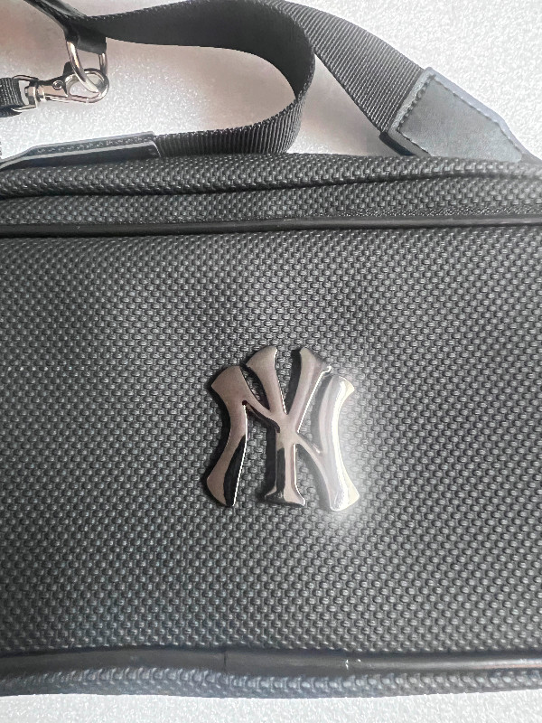 New with Tag Unisex New York Yankees Black Crossbody Bag - photo 2