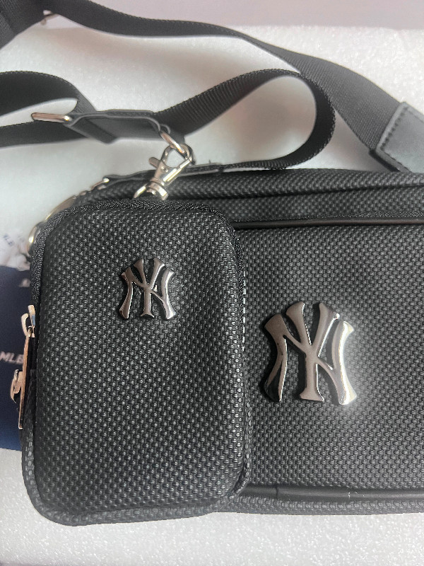 New with Tag Unisex New York Yankees Black Crossbody Bag - photo 3