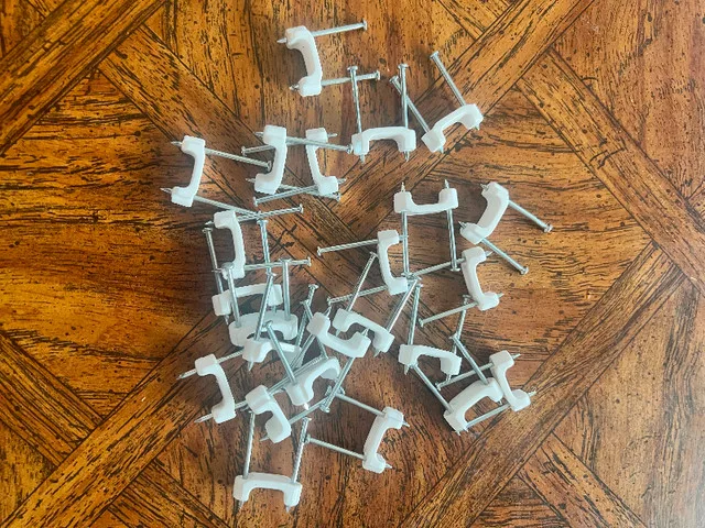 New 1/2" Plastic Staple for Secure Cable thumbnail