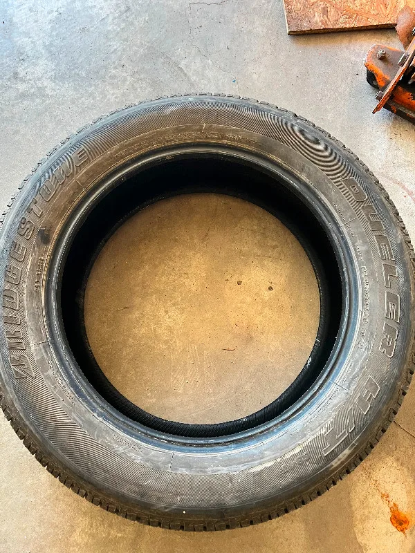 Good condition 1 Tire Bridgestone Dueler H/T 684 - 245/60/20 thumbnail