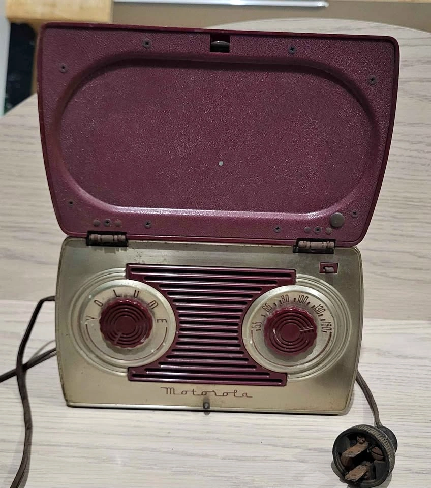 1948 Motorola 5A9M Portable Tube Radio "Lunchbox"