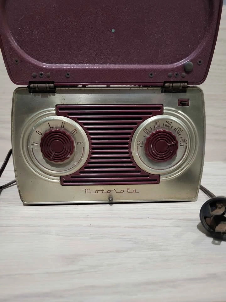 1948 Motorola 5A9M Portable Tube Radio "Lunchbox" - photo 2